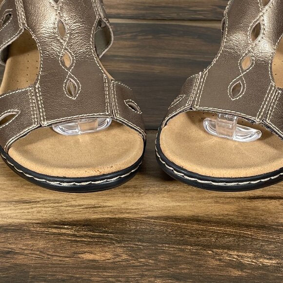 Clarks Leisa Lakelyn Womens 8 Wide Shoes Pewter Metallic Leather Comfort Sandal - Picture 3 of 13